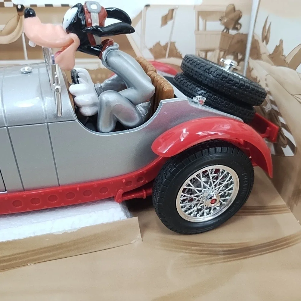 Bburago 1:18 Scale Diecast Goofy Disney Mercedes Benz SSKL Burago Silver Red